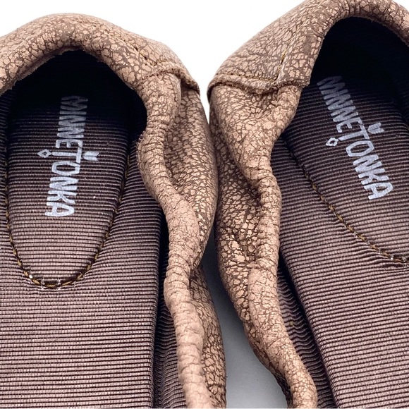 NWOB Minnetonka Anna Ballerina Flat in Distressed Leather, 6 - Picture 11 of 15